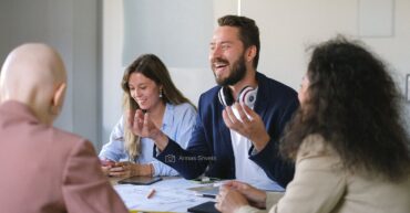 A man is speaking English confidently at a table